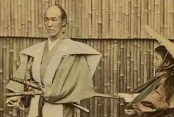 古代的日本人为何头顶光光？“月代头”有什么传统和象征？