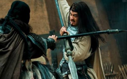 古代武将对决的时候为什么劈砍的一方不横着滑一下 难道条件不允许吗