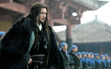 面对打劫的盗贼，陈平慢慢地脱掉衣服，凭借智谋化险为夷 