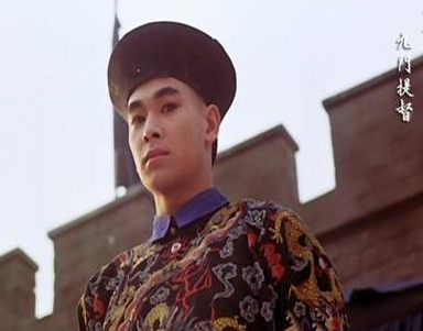 领侍卫内大臣和九门提督相比 谁要向谁行礼呢