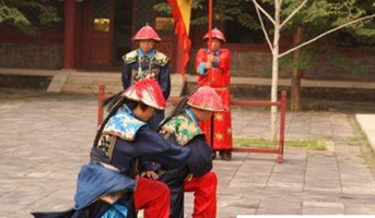 清朝官员行李为什么要拍袖子？嫔妃走路弱不禁风又是怎么回事？