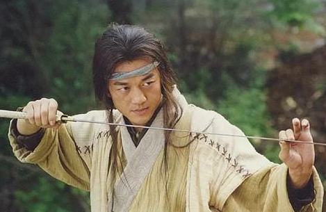令狐冲碰上任我行，独孤九剑和吸星大法哪个更强？