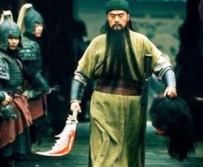 历史上既然不是关羽斩华雄的 为何功劳会被他抢去呢