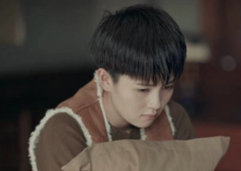 《烈火军校》郭教官为什么要帮谢襄隐瞒身份？