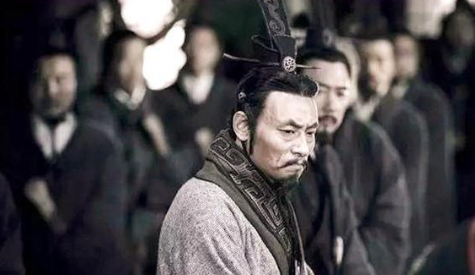 范雎当上相国后见了前主人是什么姿态？扮猪吃老虎戏耍须贾！