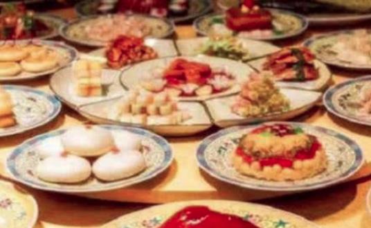 古代皇帝一顿饭几百个菜吃不完怎么处理？