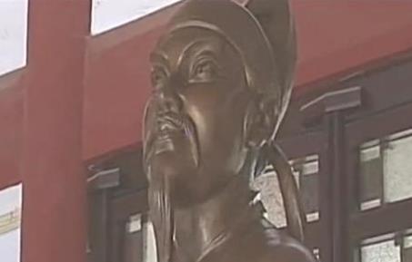 李白被唐玄宗供奉翰林，从此就开始整日饮酒