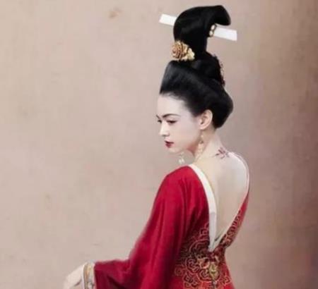 李白用“云想衣裳花想容”来形容杨玉环，有何含义？