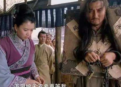 水浒传中同样是被发配 为什么林冲差点被打死而武松却很自由呢