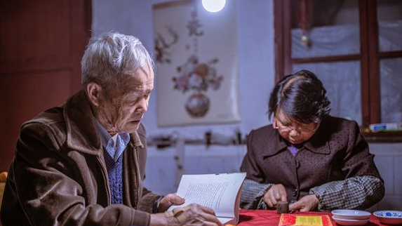 《四个春天》是谁主演得？剧情主要讲了什么