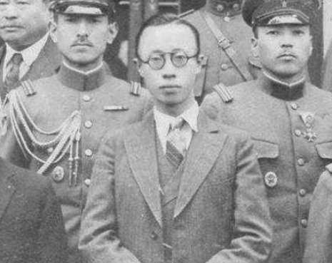 这个人加入美国籍后，将百件祖传国宝捐出