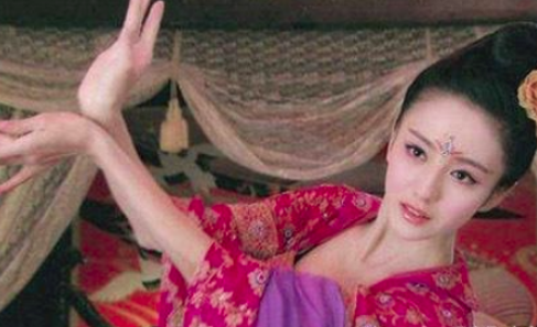 宫女擅长歌舞成为皇后，上位后把妹妹引入宫中