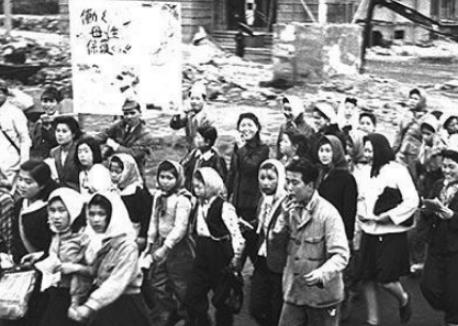 饥饿的日本百姓闯入皇宫和御膳房，引燃星星之火