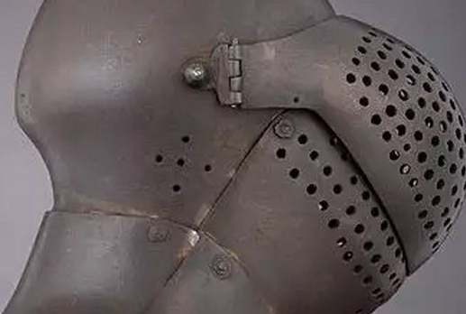 冷兵器时代步兵都是用什么做保护的？是板甲吗