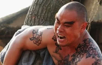 古典名著《水浒传》中花和尚倒拔垂杨柳简介