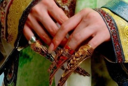 清朝嫔妃受伤为什么戴着尖尖的手指头套呢 难道不会觉得行动不方便吗