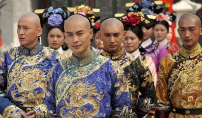 雍正继位之后为什么对老十四网开一面 却对老八这么惨呢