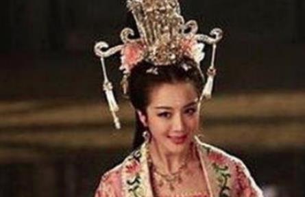 曹丕称帝第一年很宠爱甄姬，为什么第二年就把她赐死？