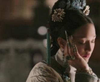 清朝嫔妃子手上戴的指甲套是干什么用的？