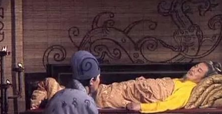 刘备摔亲生儿子阿斗的事情家喻户晓 当时的他为何要摔儿子呢