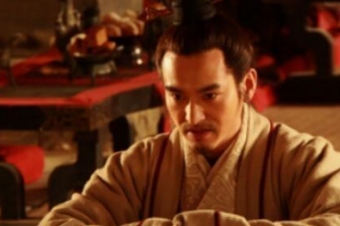 对于那些功高盖主的大臣，齐襄王是怎么做的？