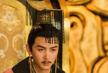 皇帝的帽子上为甚要挂帘子呢？有什么特殊意义吗