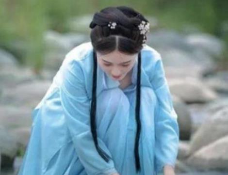 古代女子投河自尽时，都要在河边留一双绣花鞋