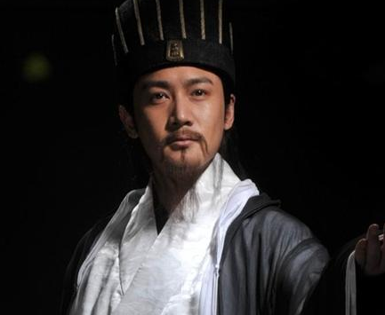 诸葛亮在空城计中打开城门也就算了 为什么还让士兵在外面扫地呢