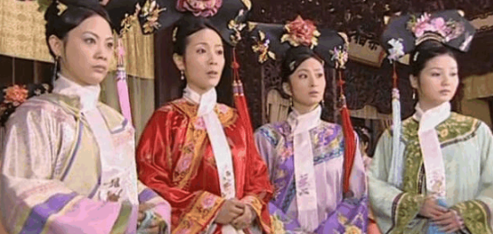 满清妃子们脖子上总是围着一条白色围巾是什么意思?龙华领巾