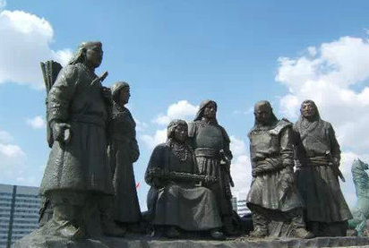 黄金家族：元朝建立后狭义上黄金家族指，托雷甚至忽必烈一系后裔