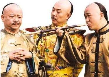 和珅（吏部尚书）和纪晓岚（礼部尚书）的放到现在是什么官职？哪一个更大一些