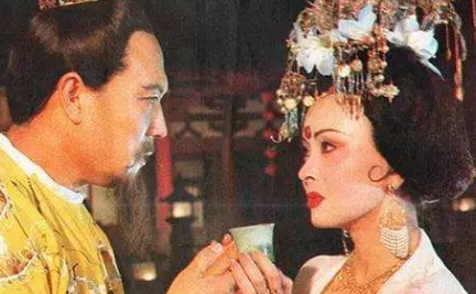 唐玄宗召李白进宫为官，为官期间，李白为杨贵妃写下了千古名句！