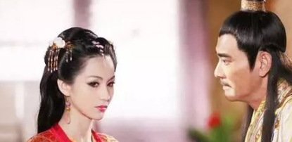 历史第一宠贵妃：10岁受宠，15岁生子，皇帝上朝她坐在膝盖上 