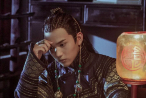 乾隆对嘉庆不放心，留下一人辅佐他