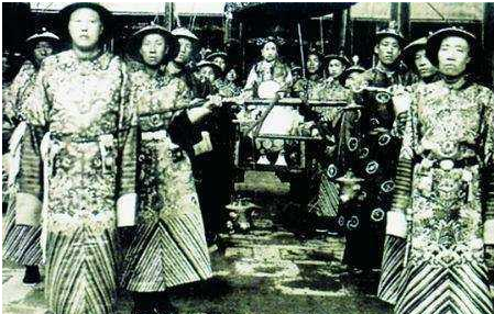 安德海私自出京冒充钦差中的情况怎么样？有多少人被处死刑或被发配
