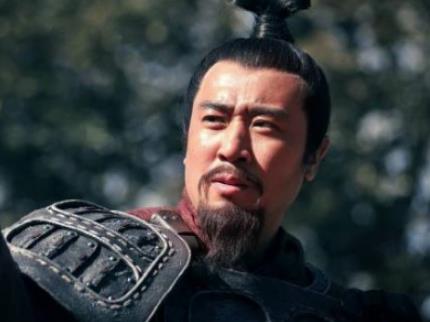 他是中山靖王后裔的身份，却过上了卖草鞋的生活