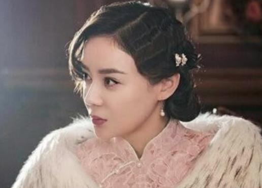 《老酒馆》那正红和婉容两人是什么关系？