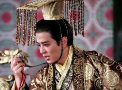 敌军兵临城下，奇葩皇帝将皇位让给儿子