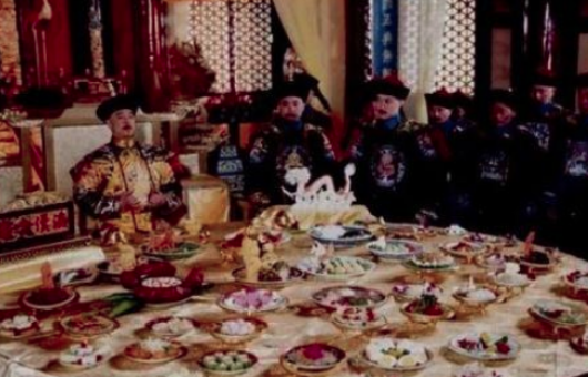 古代皇帝吃不完的饭菜，最后都是怎么处理的？