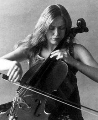 大提琴女演奏家杰奎琳图片