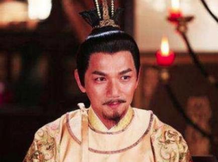 皇帝看到大臣受伤，下旨把二十碗酒喝完