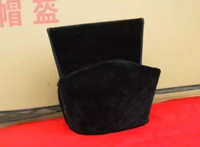 皇帝发明一种帽子，只为了避免大臣交头接耳