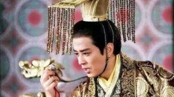 本是开国功臣，因被皇帝满门抄斩起兵造反，后成为开国皇帝