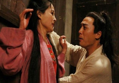 武松在杀潘金莲时为什么先将她的衣服扯开 作者为什么要描写这个细节呢