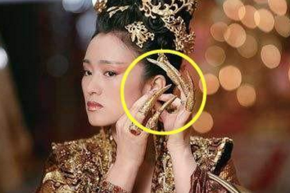 清朝的妃子上手的指甲套是用来做什么的 除了美还有什么原因