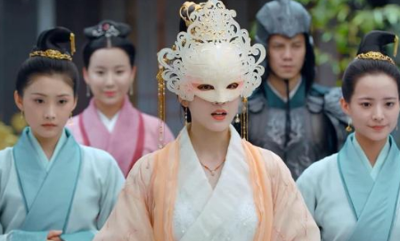 《白发王妃》容乐为什么要乔装出府？新身份是陇月楼少东家