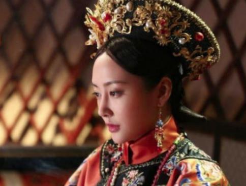她原本是乾隆的一个小妾，后来地位比皇后还高了