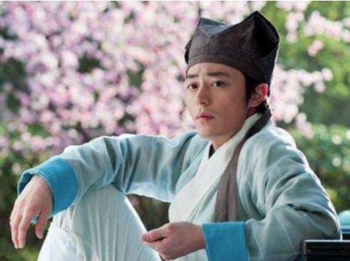 书生赶考途中捡到包袱，后来竟成了封疆大吏