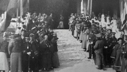 溥仪登基到底是一片什么样的场景 现场混乱百姓围观却无人下跪