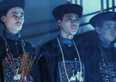 为什么僵尸都是穿清朝服饰而不是其他朝代的衣服呢